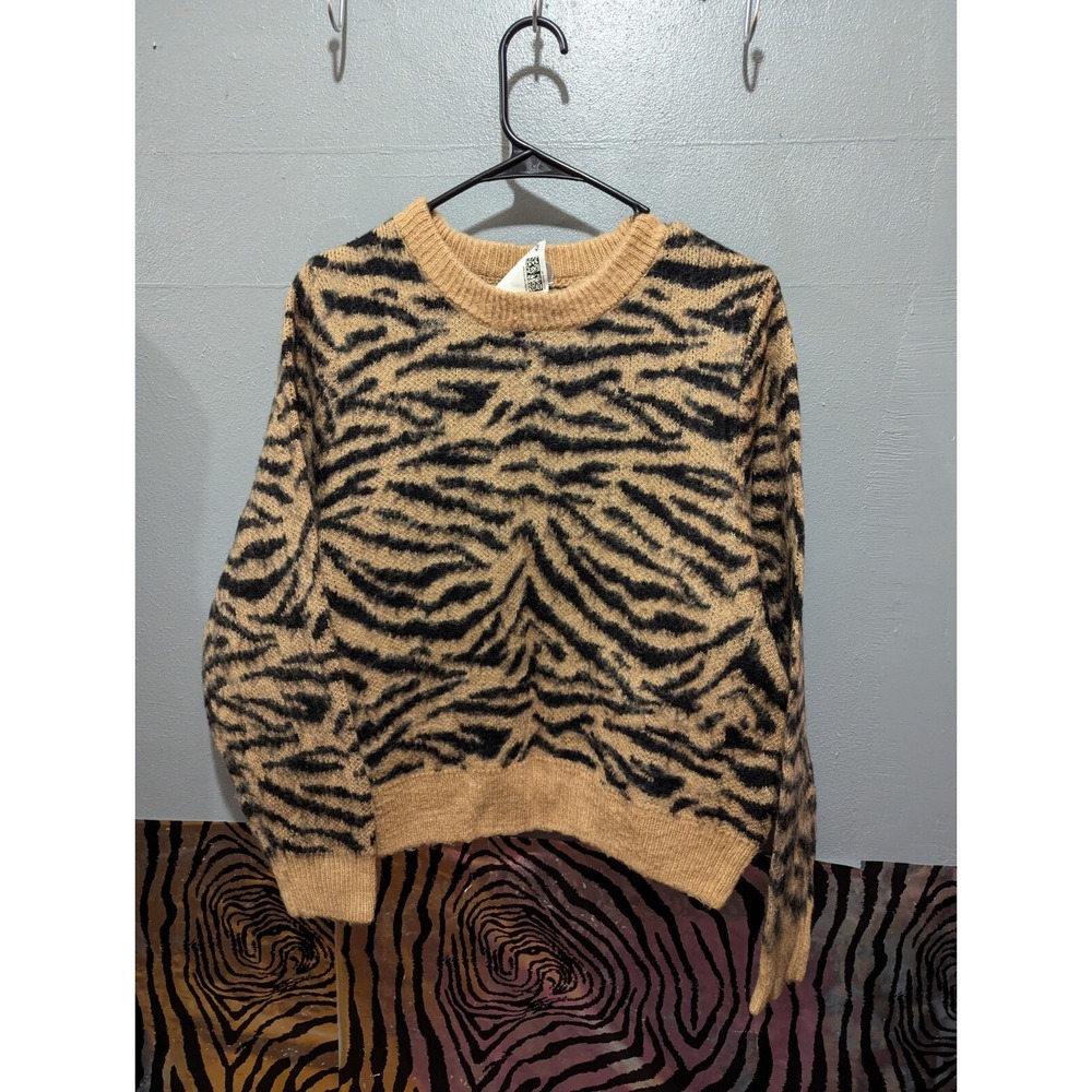 Divided H&M womens M tiger design long sleeve soft shirt top NWT